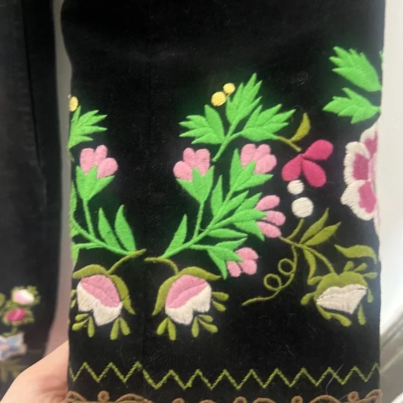 Vintage Black Floral Embroidered Jacket - Picture 5 of 7